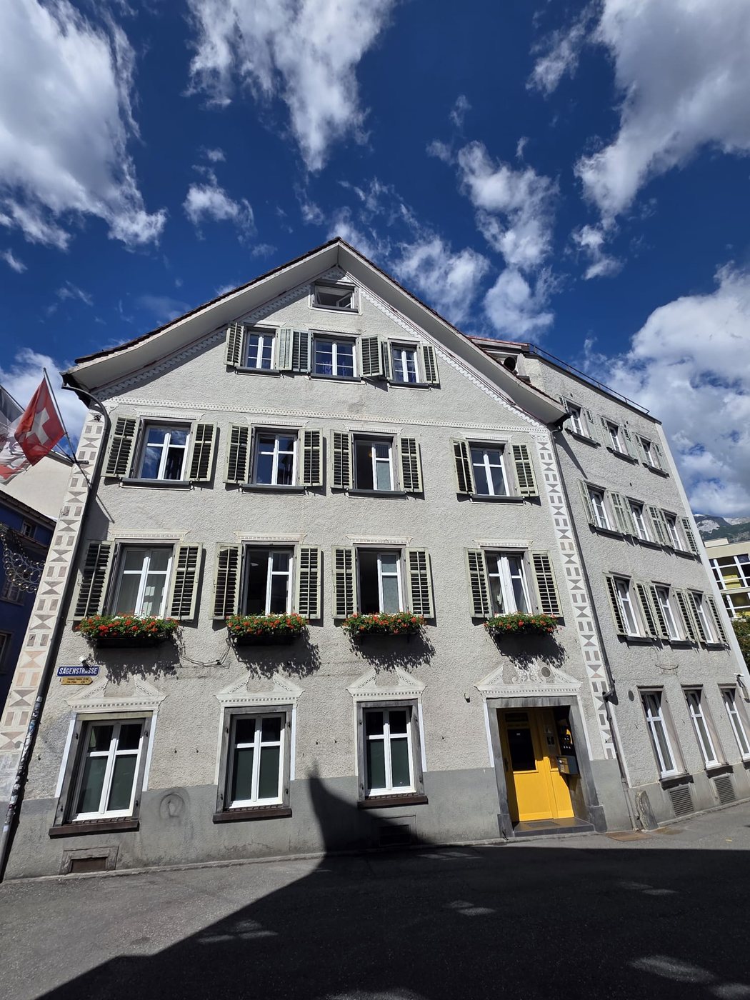 Haus zum Rütli – sonnige Fassade an der Sägenstrasse, Chur