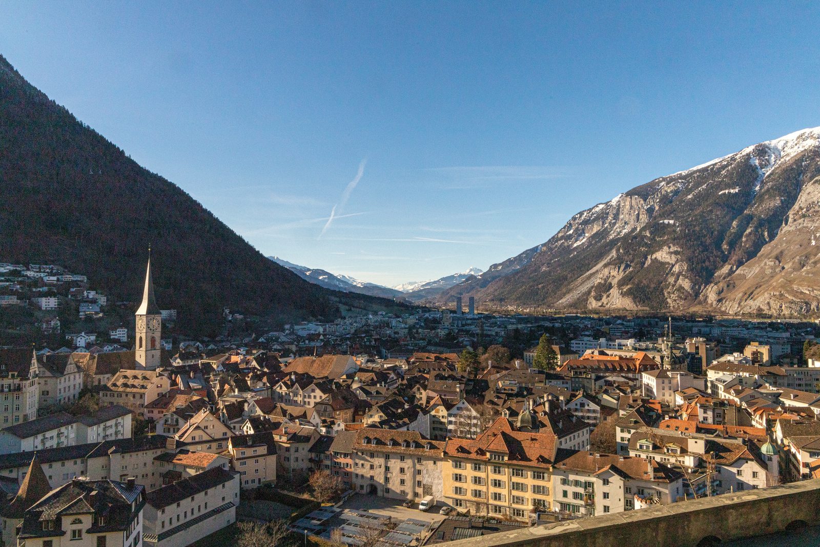 Chur: Altstadt mit Martinskirche, Blick ins Rheintal zum Calanda